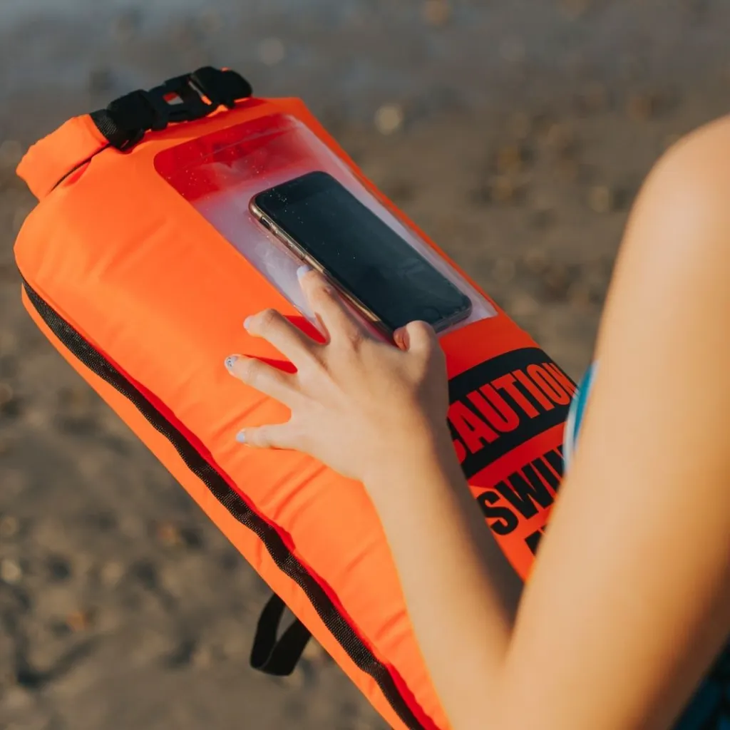 6_BL-12 Boya de Seguridad 28L BuddySwim para Natación con Funda Impermeable aprueba de agua para Celular Naranja.webp