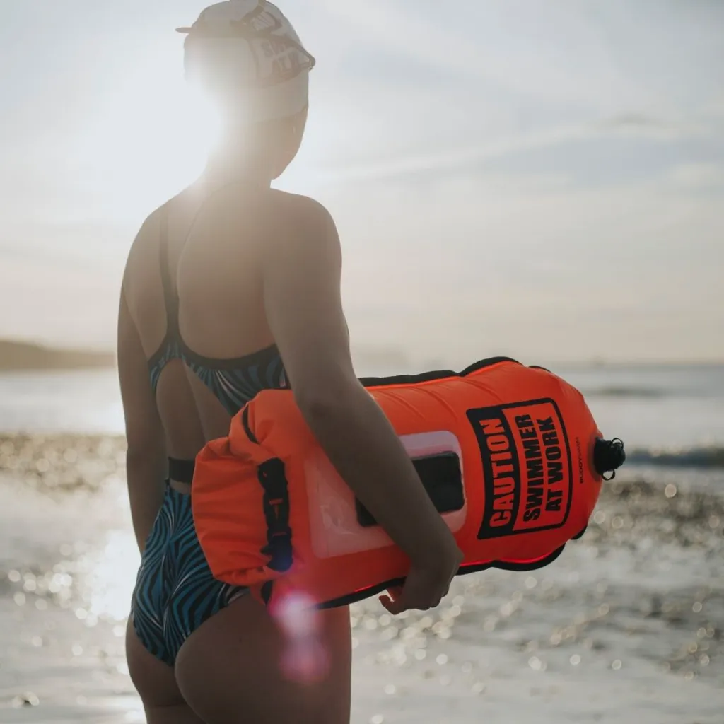 7_BL-12 Boya de Seguridad 28L BuddySwim para Natación con Funda Impermeable aprueba de agua para Celular Naranja.webp