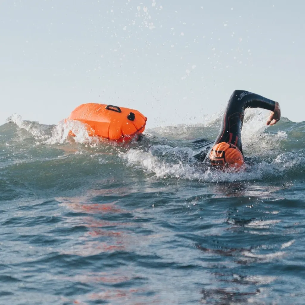 6_BL-14 Boya de Seguridad Impermeable con gorra de silicona 20L BuddySwim para Natación y Almacenamiento con gorra silicona Naranja.webp