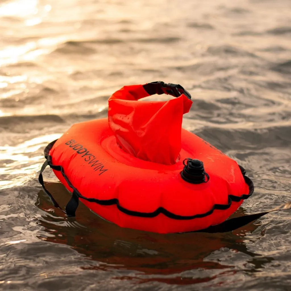6_BL-05 Boya natación 10L impermeable para guardar pertenencias celular vaso doble valvula BuddySwim (1).webp