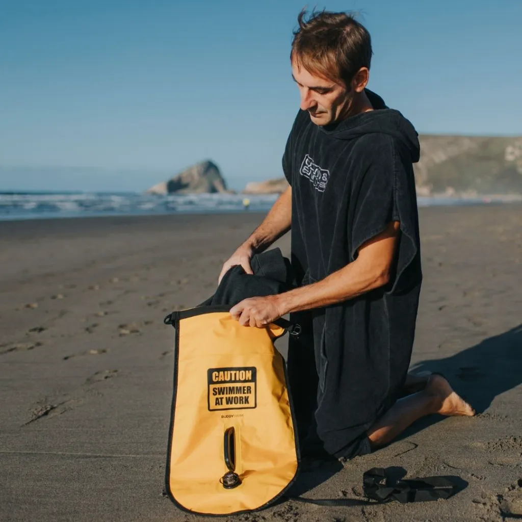 BL-64 Buddyswim - sitios- Boya Drybag Buddyswim CSW 28lt, Amarillo (1080 x 1080 px) (5).webp